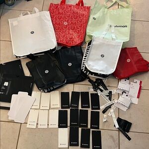 Diverse ser of Lululemon tote bags, tags